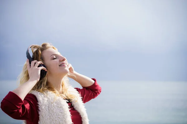 Relaxed Woman Listening Music While Being Outdoor Teenage Female Wearing — Stock Photo, Image