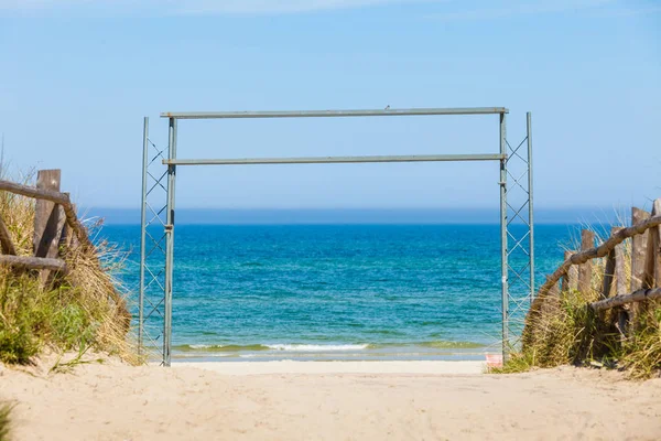 Вход Пляж Спокойная Синяя Морская Вода Заднем Плане Солнечная Погода — стоковое фото