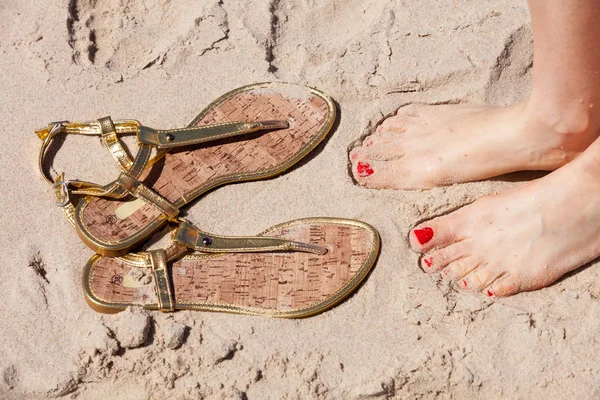 Pés Mulher Com Unhas Pintadas Vermelho Lado Chinelos Elegantes Areia — Fotografia de Stock