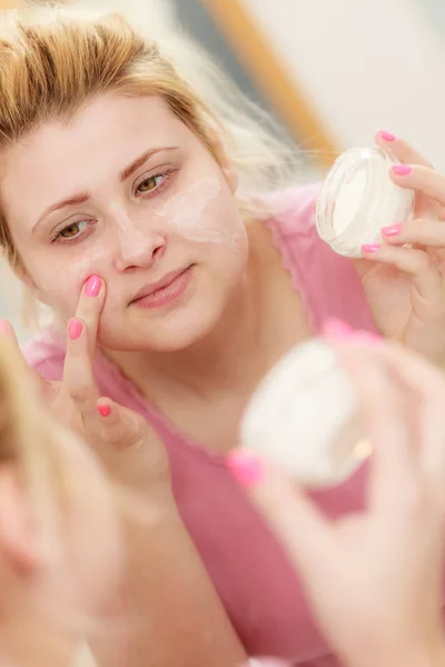 Penghematan Perawatan Kulit Kosmetik Konsep Dermatologi Wanita Menerapkan Krim Wajah — Stok Foto