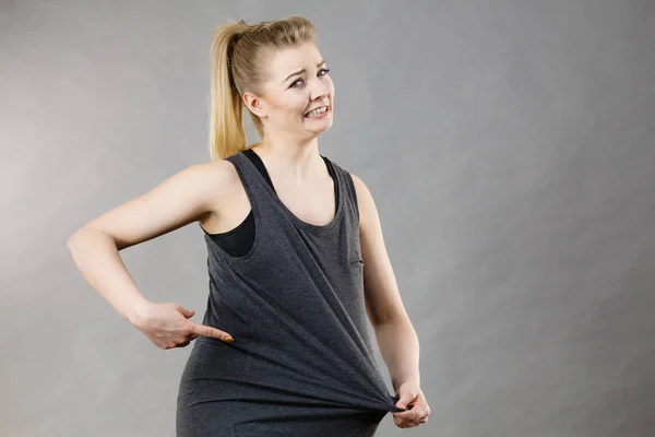 Frau Wird Nach Riesigem Gewichtsverlust Überrascht Ihr Shirt Ist Groß — Stockfoto