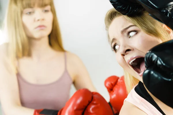 Dva Agresivní Ženy Nosí Boxerské Rukavice Tvrdí Boj Naštvaný Sebe — Stock fotografie