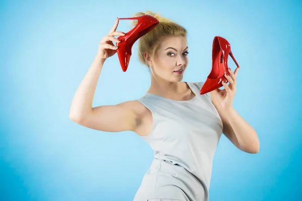 Dospívající Žena Módní Stylista Prezentaci Její Elegantní Boty Krásné Červené — Stock fotografie