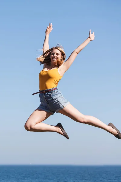 Mujer Joven Despreocupada Saltando Por Agua Del Mar Chica Feliz — Foto de Stock