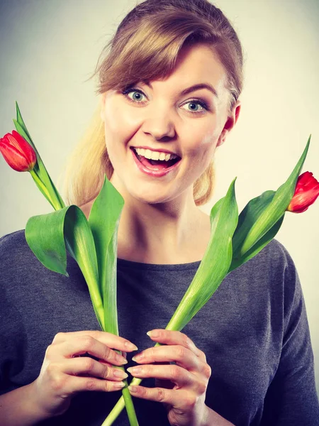美容自然植物カジュアルなファッションの若者レジャー リラックス コンセプトです ゴージャスな女の子は 花を持つ つを維持する若い女性を渡った赤いチューリップ — ストック写真