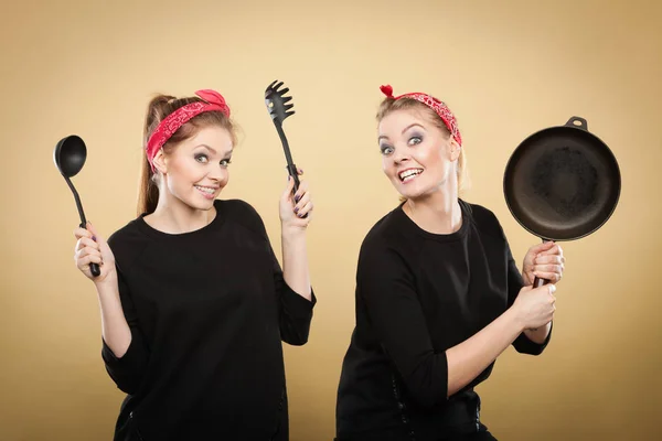 Desacuerdo Cocina Equipo Accesorios Cocina Movimiento Chicas Discutiendo Expresión Miedo — Foto de Stock