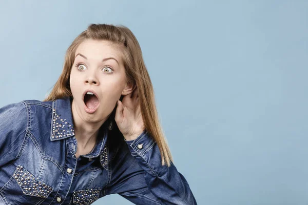 Frau Mit Hand Nahe Ohr Die Schockiert Ist Und Klatsch — Stockfoto