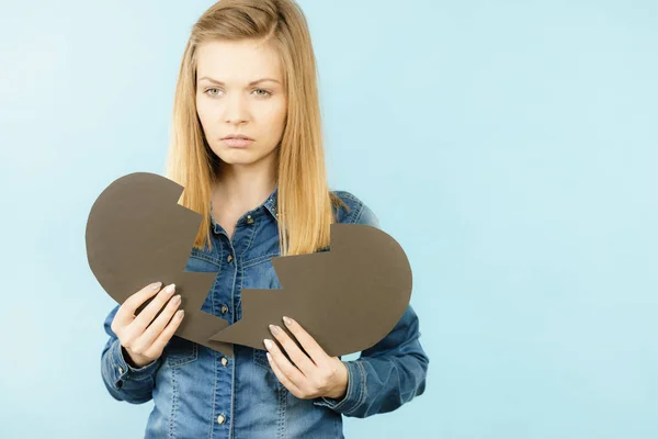 Droevige Jonge Tienervrouw Met Een Gebroken Hart Van Papier Negatieve — Stockfoto