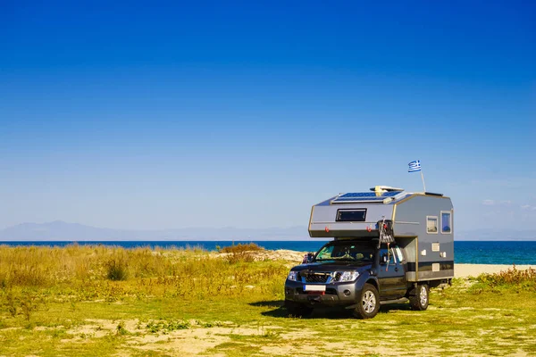 Camping Ciężarówka Plaży Greckiej Flagi Narodowej Dachu Podróże Przygoda Koncepcja — Zdjęcie stockowe