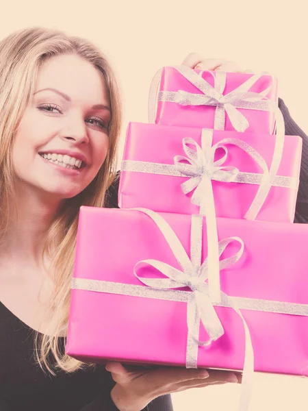 Happy Positivie Jovem Adolescente Segurando Grande Pilha Caixas Presente Rosa — Fotografia de Stock