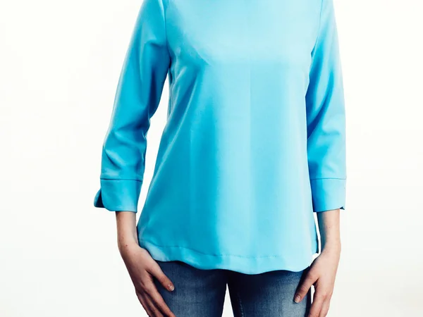 Unerkennbare Frau Präsentiert Ihr Legeres Schönes Outfit Langärmeliges Blaues Top — Stockfoto