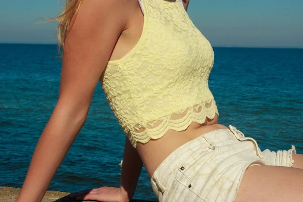 Yaz Yaşam Tarzı Kavramı Gömlek Deniz Kıyısında Rahatlatıcı Güzel Kız — Stok fotoğraf