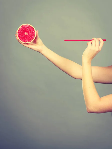 健康的饮食 充满维生素的新鲜食物 女人从多汁的水果 红柚子中喝果汁 — 图库照片