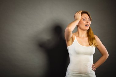 Sağlık sorunu, stres ve depresyon. Baş ağrısı migren ağrısı acı bir kadın. Stresli erkek başını elleri olan tutar