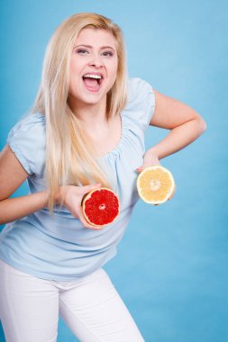 Sağlıklı beslenme, gıda vitamin tam yenileniyor. Tatlı lezzetli narenciye meyve tutan mutlu deli kadın, kırmızı ve yeşil greyfurt.