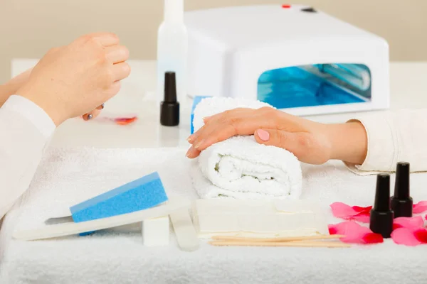 Mulher Mão Toalha Espera Gel Manicure Híbrido Beleza Conceito Tratamento — Fotografia de Stock