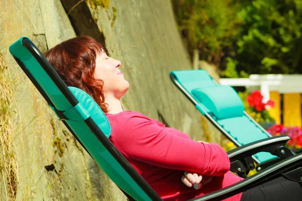 Mulher Relaxante Espreguiçadeira Espreguiçadeira Seu Jardim Durante Tempo Ensolarado — Fotografia de Stock