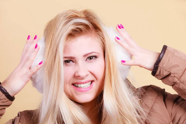 Accesorios Ropa Para Días Fríos Concepto Moda Mujer Rubia Invierno —  Fotos de Stock