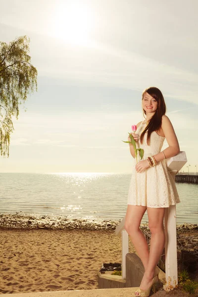 로맨스 즐거움 개념입니다 해변에서 시간을 보내고 드레스를 백그라운드에서 — 스톡 사진