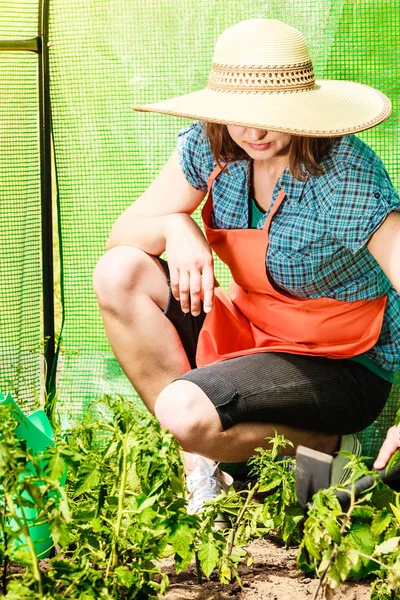 Petani Wanita Dewasa Dengan Alat Berkebun Yang Bekerja Kebun Rumahnya — Stok Foto