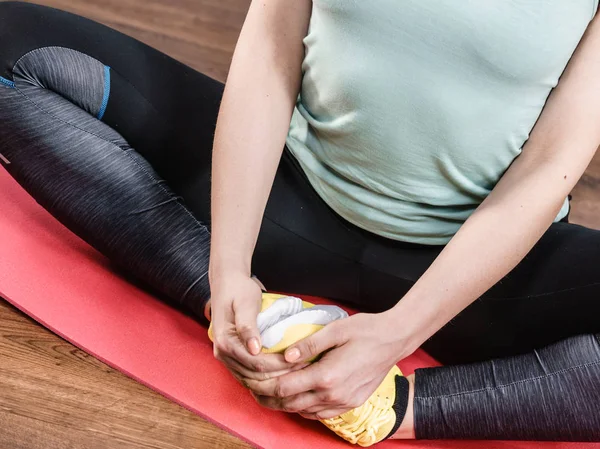 Woman Sportswear Sitting Wooden Floor Indoor Stretching Legs Training Home — Stock Photo, Image