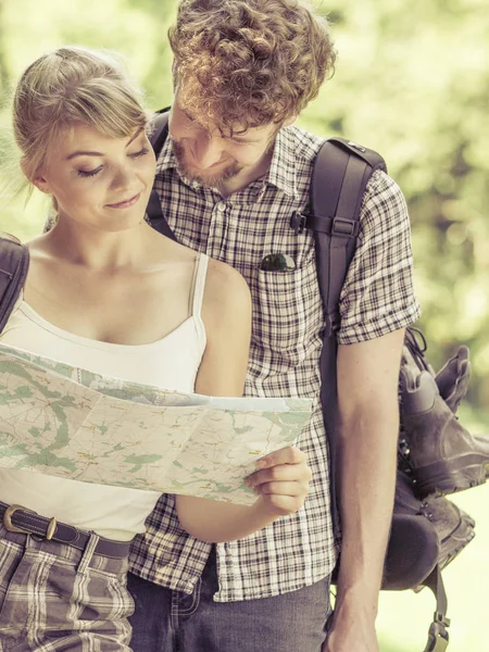 Hombre Mujer Turistas Mochileros Leer Mapa Viaje Joven Pareja Excursionistas — Foto de Stock