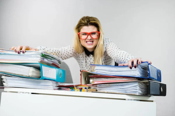 Fokussierte Geschäftsfrau Die Energisch Schreibtisch Voller Dokumente Ordnern Sitzt — Stockfoto