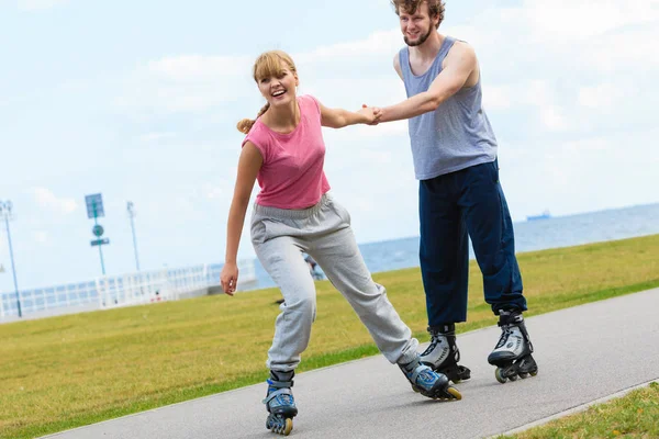 Vida Activa Las Personas Concepto Libertad Pareja Joven Forma Patines — Foto de Stock