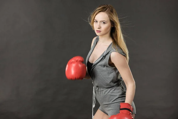 Mujer Deportiva Con Guantes Boxeo Rojos Peleando Estudio Sobre Fondo — Foto de Stock