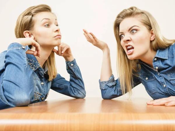 Due Donne Che Litigano Prendendo Giro Essere Arrabbiate Una Con — Foto Stock