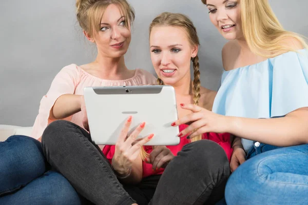 Mulheres Sentadas Sofá Divertindo Navegando Internet Usando Dispositivo Moderno Tablet — Fotografia de Stock