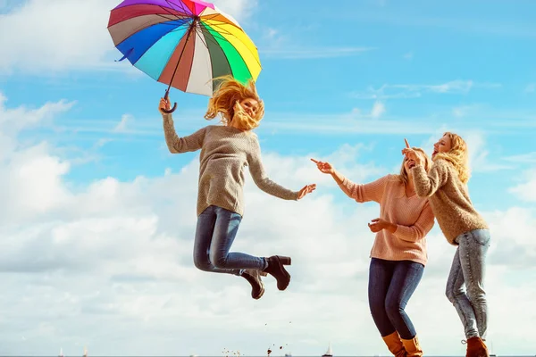 Tres Mujeres Llenas Alegría Saltando Con Paraguas Colorido Amigas Divirtiéndose —  Fotos de Stock