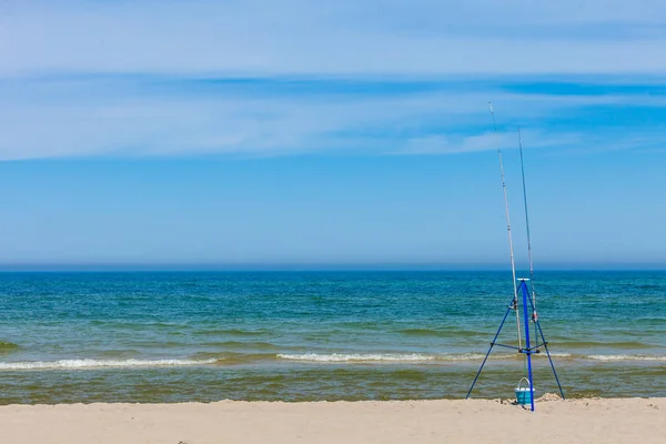 Fiskespö Lämnade Ensam Stranden Stranden Havet Solig Sommar Väder — Stockfoto