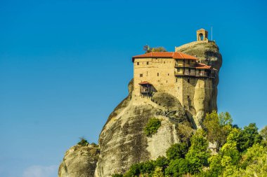 Manastır cliff Meteora, Aziz Nikolaos Anapausas Manastırı, Thessaly Yunanistan üzerinde. Yunan yerler