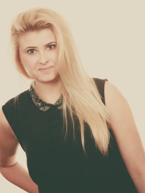 Feminity kavramı. Gülümseyen, portresi uzun sarı saçlı sevimli yetişkin kadın.