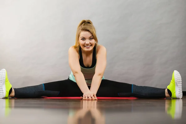 Young Blonde Woman Sportswear Sitting Wooden Floor Indoor Stretching Legs — Stock Photo, Image