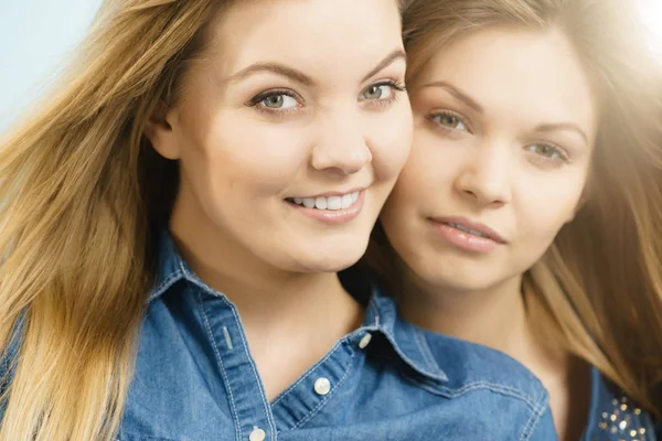 Vänskap Mänskliga Relationer Koncept Två Glada Kvinnor Vänner Har Roligt — Stockfoto