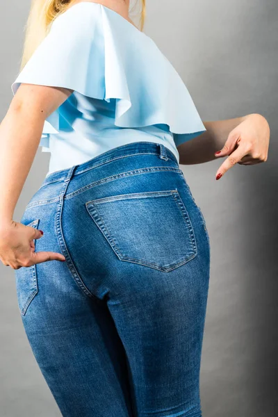 Nahaufnahme Von Weiblichen Size Hüften Gesäß Trägt Blaue Jeans Frau — Stockfoto