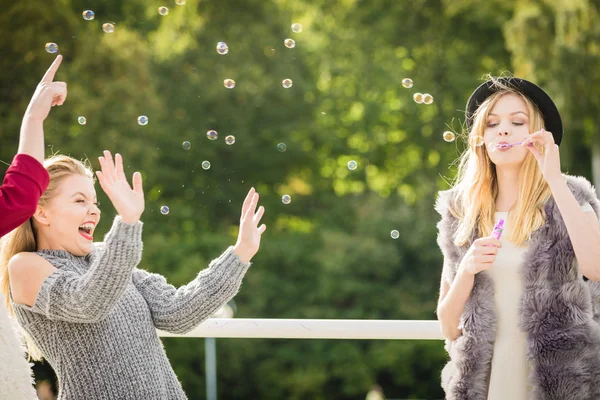 Vakantie Vreugde Vriendschap Concept Vrouwen Vrienden Hebben Plezier Blazen Zeepbellen — Stockfoto