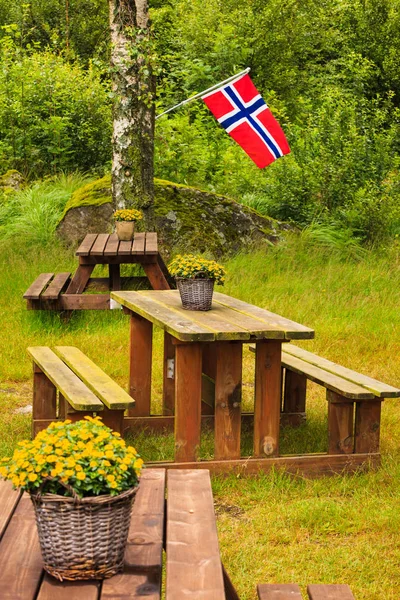 Bandera Noruega Sitio Picnic Mesa Madera Bancos Aire Libre Parque — Foto de Stock