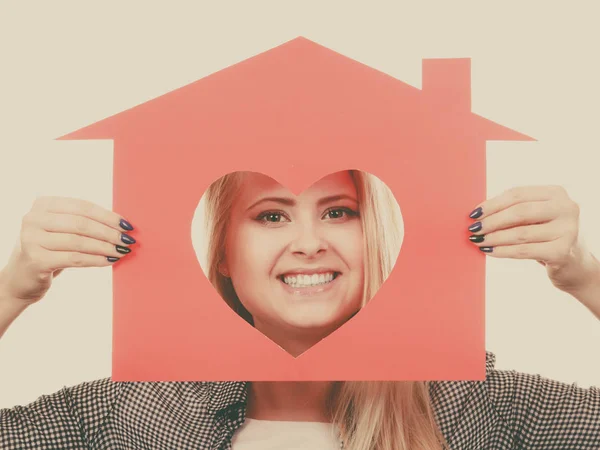 Ägande Och Boende Koncept Lycklig Kvinna Håller Rött Papper Hus — Stockfoto