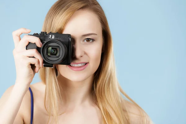 Photographer Girl Shooting Images Lovely Blonde Smiling Woman Camera Blue — Stock Photo, Image