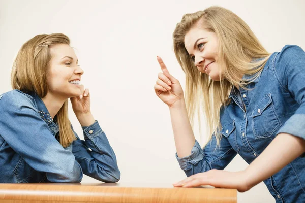 Duas Mulheres Discutirem Zombar Uma Outra Feminino Dizendo Conceito Ignorância — Fotografia de Stock