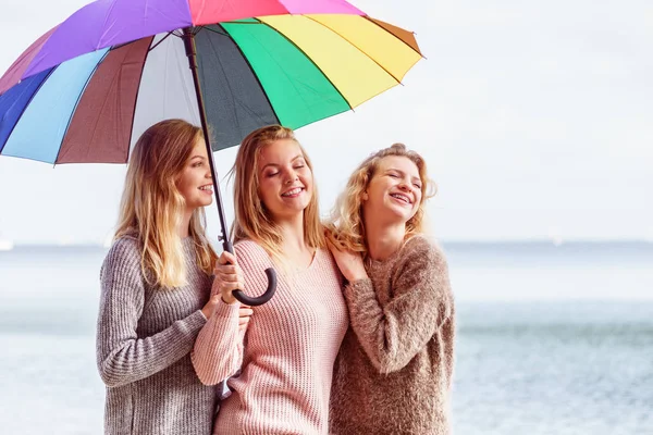 Tres Guapas Jóvenes Amigas Bajo Una Sombrilla Colorida Mujeres Moda — Foto de Stock