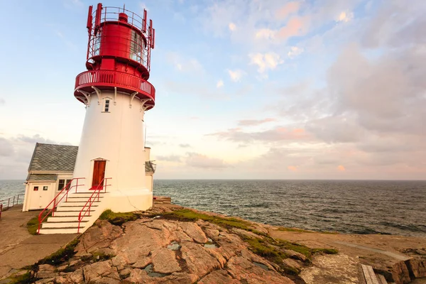 Farol Branco Vermelho Histórico Borda Costa Mar Rochoso Noruega Sul — Fotografia de Stock