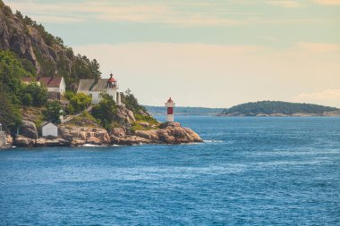 Güzel deniz manzarası Norveç kıyı şeridi sahil Kristiansand ile küçük deniz feneri, İskandinavya Avrupa.