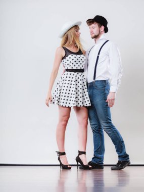 Genç mutlu çift retro tarzı gri üzerine ateş stüdyo dans