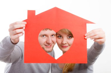 İnsanlar, taze başlangıç, gerçek emlak ve sevgi kavramı. Genç keyifli hem evlilik büyük kalpli kırmızı ev tutan.