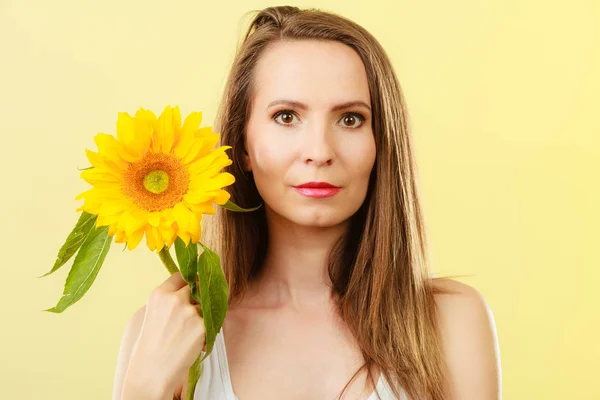 Closeup Portret Van Aantrekkelijke Vrouw Met Zonnebloemen Haar Hand Gele — Stockfoto