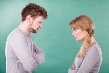 Kötü ilişki ve boşanma. Etkileyici genç çift bağırarak bağırıyor. Karı koca olan duygusal split kavga iddia.